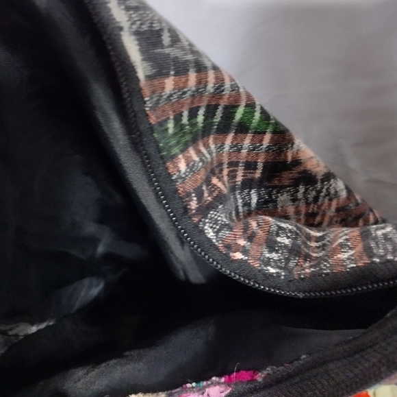 SOLD Women's Southwestern Floral Embroidery Boho Crossbody Bag - Picture 4 of 8